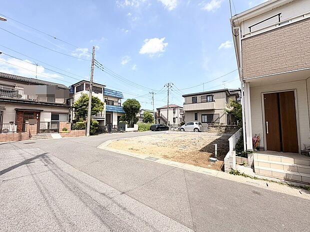 青い空と白い雲、爽やかな風が心地よい街並み