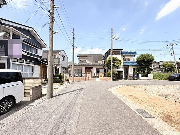 穏やかな街並みに調和する、落ち着いた佇まい。