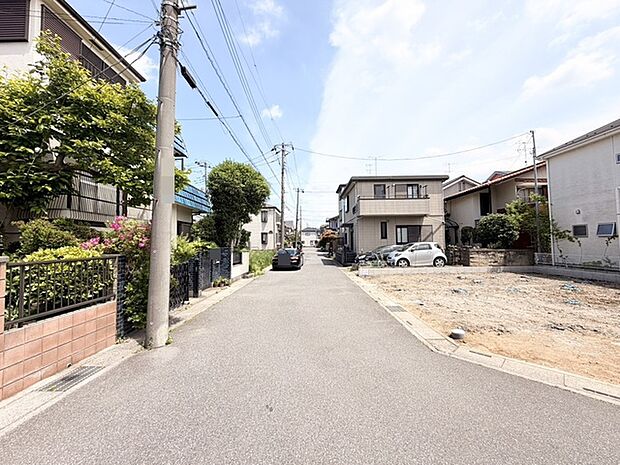 静かな住宅街に広がる、穏やかな日差しに満ちた心地よい空間。