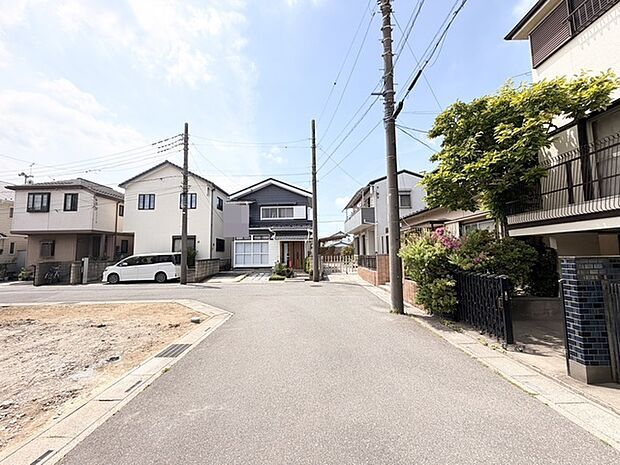 空と緑に囲まれた、穏やかな街並み