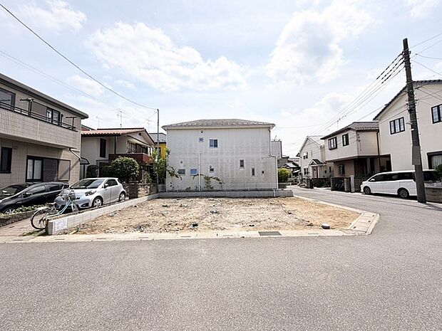 空と街並みが調和する、心地よい静けさを感じる場所。