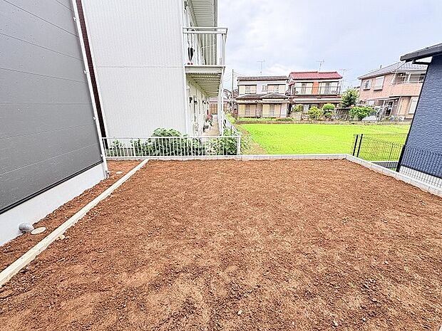 小さなお庭はメンテナンスが楽でちょうど良いかも知れませんね。  