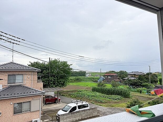 幹線道路から1本入った現地は、想像以上に静かに感じられます。