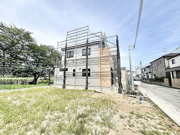 落ち着いた住宅街の風景に溶け込む、新しく立ち上がる住まいの健やかな佇まい。