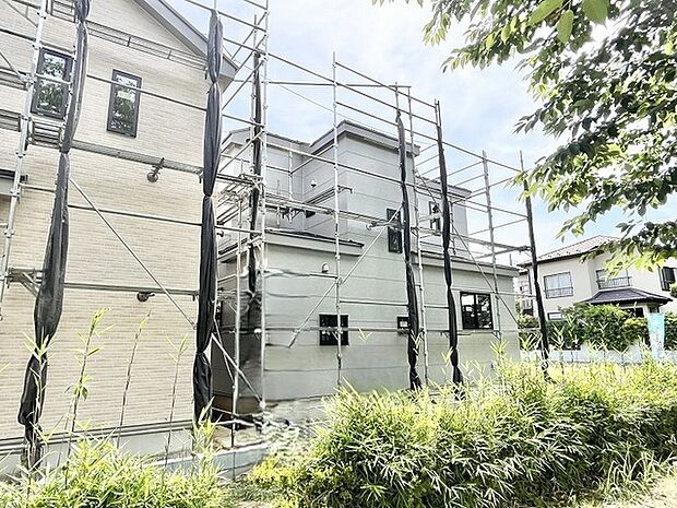 周辺環境に調和する落ち着いた佇まいと、確かな品質で丁寧に仕上げられていく住まいの表情。