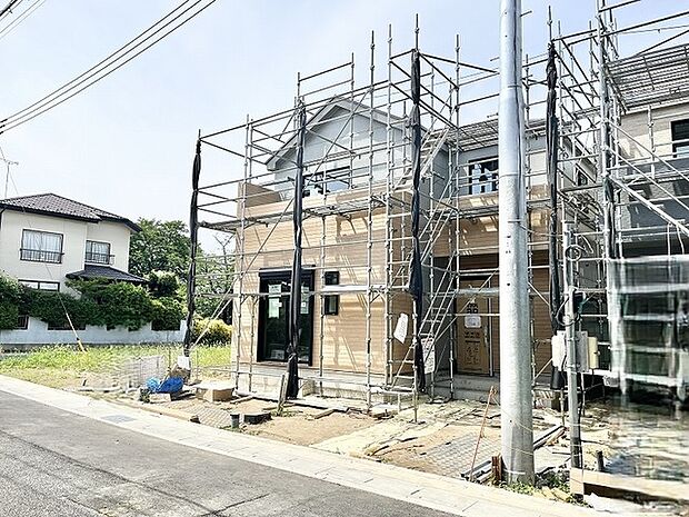 新しい暮らしの始まりを感じさせる、静かな環境に佇む建設中の住まい。