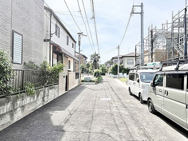 穏やかな住宅街に位置し、日々の暮らしに寄り添う落ち着いた空気感が流れる住環境です。