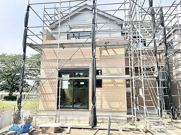 新しい暮らしの形を丁寧に築き上げる、完成に向けて着実に歩みを進める住まいの姿です。