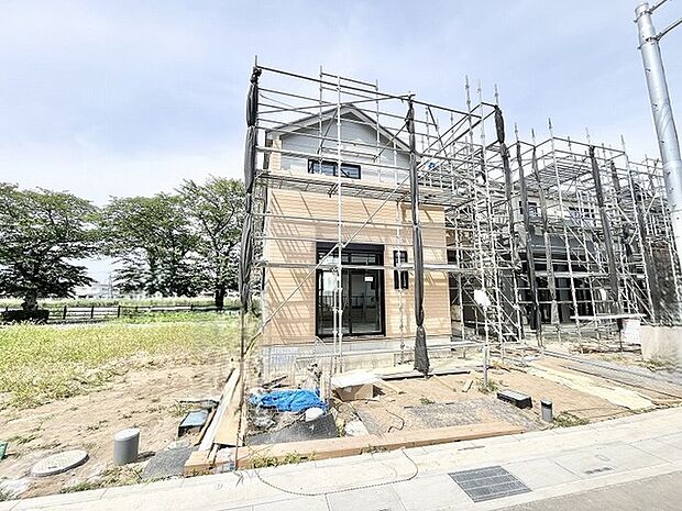 周囲の豊かな緑と調和しながら、新たな生活の礎が着実に組み上がっていく様子です。