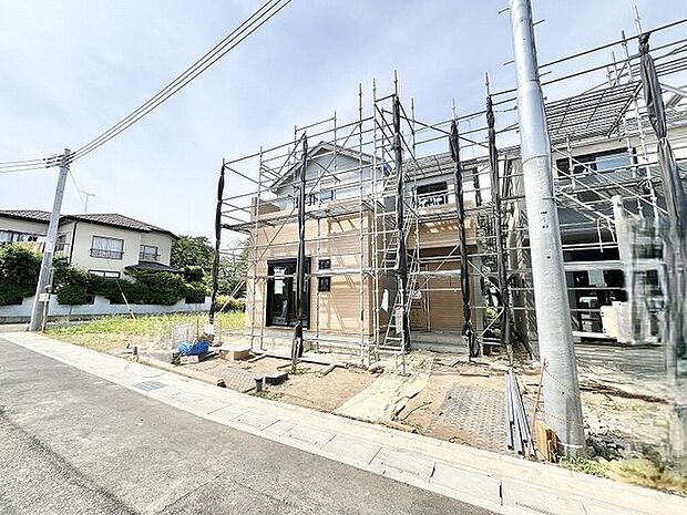 新しい暮らしの土台が静かに形作られていく、閑静な住宅街の風景です。