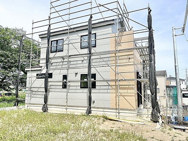 洗練された外観デザインが周囲の環境と調和し、完成後の豊かな暮らしを予感させる佇まいです。