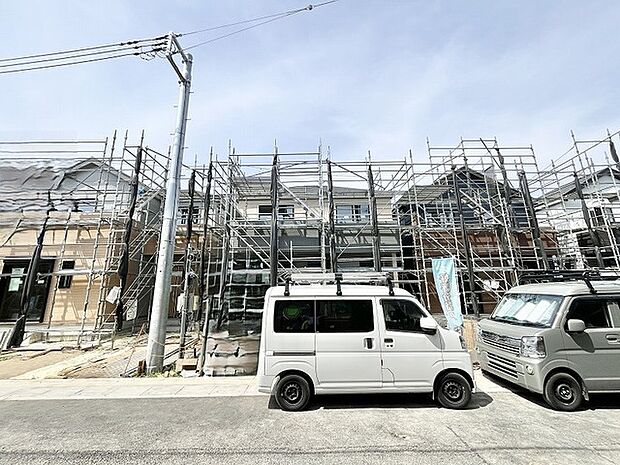 新しい暮らしの始まりを感じさせる、街並みに調和した建設中の穏やかな佇まい。