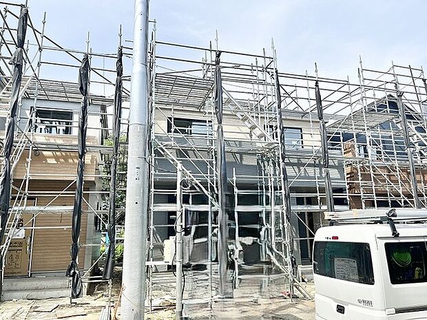 新しい暮らしを静かに待つ、完成へ向けて着実に歩みを進める住宅の風景です。