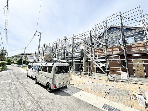 新しい住まいの完成に向け、静かな街並みの中で着々と準備が進められています。