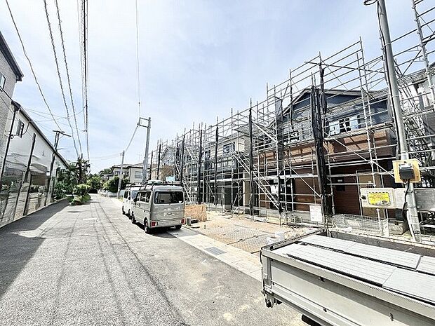 新しい住まいが完成へと向かう、静かな街並みに佇む建設現場の様子です。