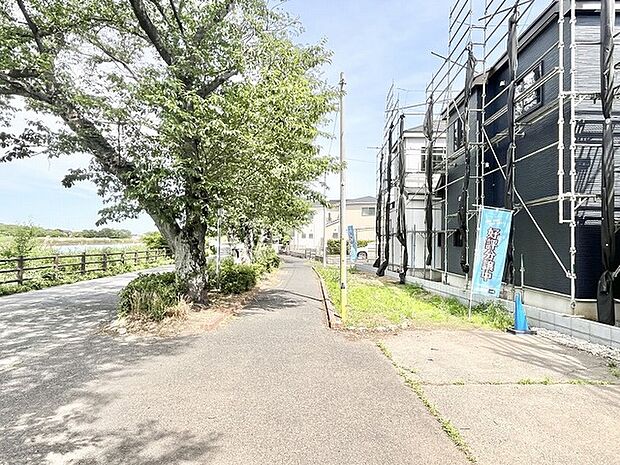 豊かな緑が日常に溶け込み、四季の移ろいを肌で感じられる穏やかな住環境が広がっています。
