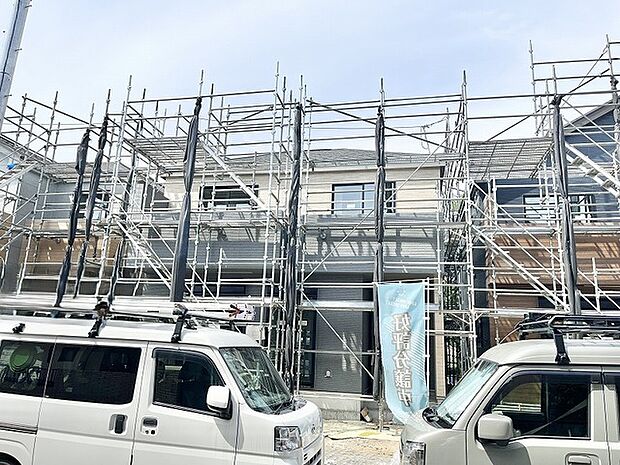 完成へ向けて丁寧に施工が進められている、新しい暮らしの拠点となる住まいです。
