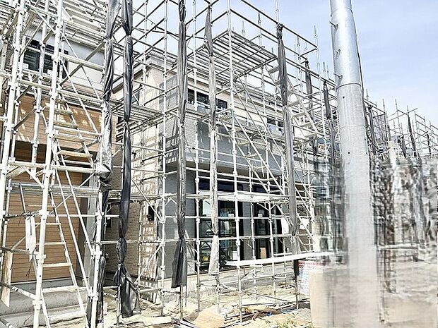 新しい暮らしの形が少しずつ形作られていく、期待感に満ちた建設中のひとときを切り取りました。