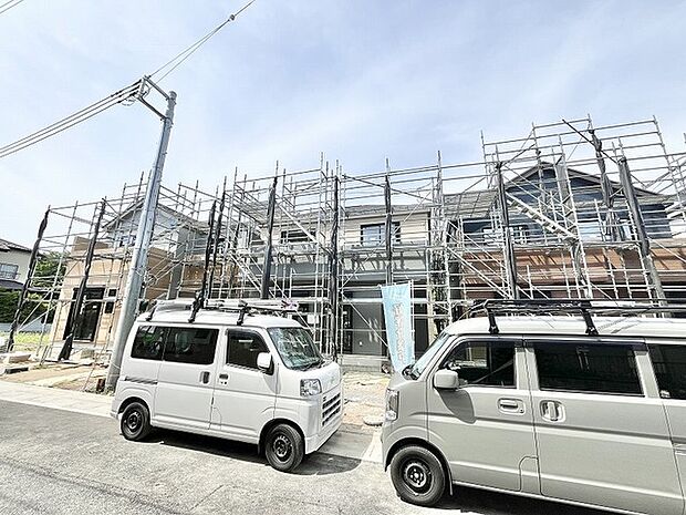 これから始まる新しい暮らしの舞台として、着実に完成へと向かう建物の佇まいです。
