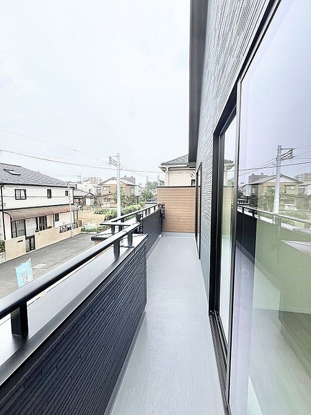 開放感のあるゆとりある空間が広がり心地よい風を感じられる穏やかな場所