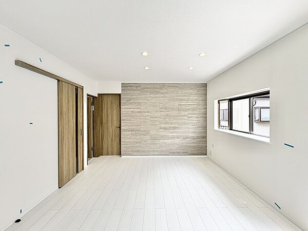 自然な木目の質感がアクセントとなり、心安らぐ穏やかな空間が日々の暮らしを優しく包み込みます。