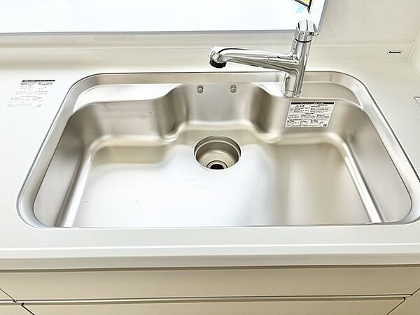 日々を心地よく整える、清潔感と機能美が調和した洗練された空間が広がります。
