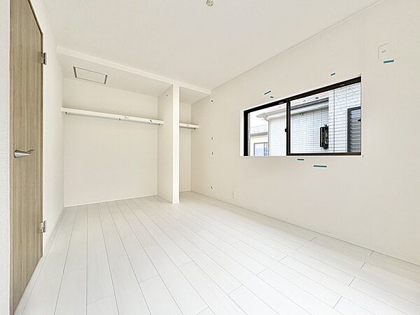 装飾を抑えたシンプルな内装が、住まう人の個性を引き立てる余白のある空間を生み出しています。
