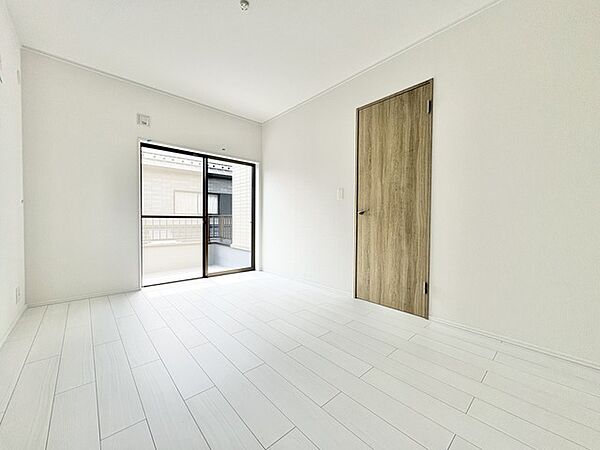 無駄を削ぎ落としたシンプルな空間が、住まう方の感性に寄り添い、穏やかな暮らしを予感させます。