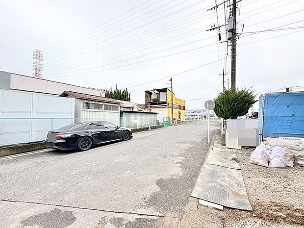 周辺環境の落ち着きを感じさせる、日々の暮らしに寄り添う穏やかな街並みが広がっています。