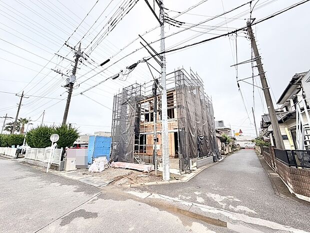 新しい暮らしの骨組みが形作られていく、閑静な住宅街での建築風景です。