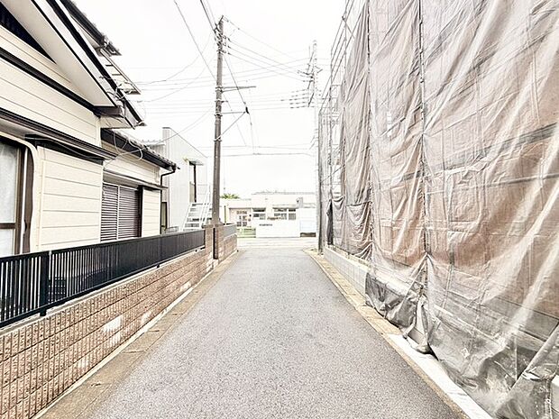 周辺環境に溶け込み、日々の暮らしの舞台となる落ち着いた雰囲気の街並みが広がっています。