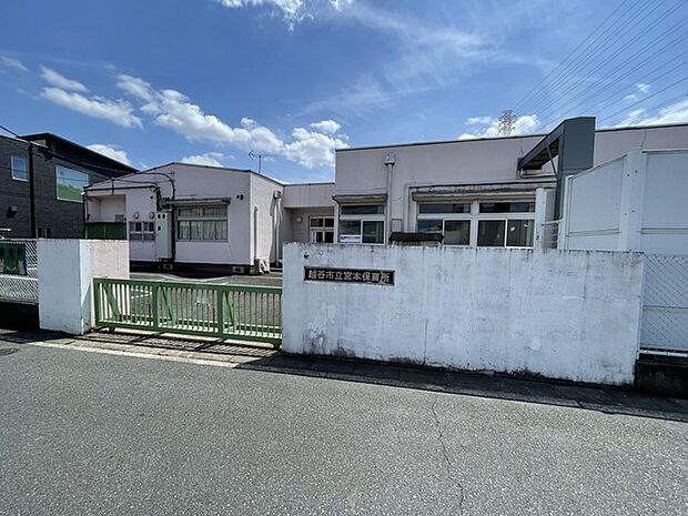 開放的な青空の下、穏やかな時間が流れる街並み
