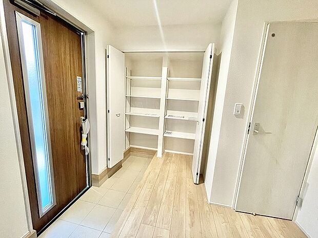 木目の温もりが心地よい、すっきりと整えられた空間が広がる落ち着いた佇まい。