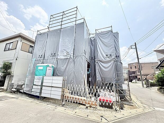 新しい暮らしを形にするための準備が着々と進む、静かな住宅街の風景です。