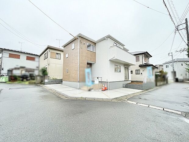 穏やかな街並みに馴染むシンプルで落ち着いた佇まいの外観です