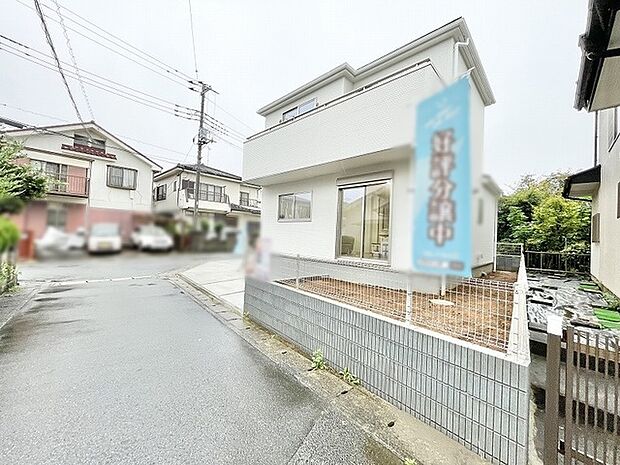 落ち着いた住宅街に佇む、すっきりと整えられた外観が心地よい住まいです。