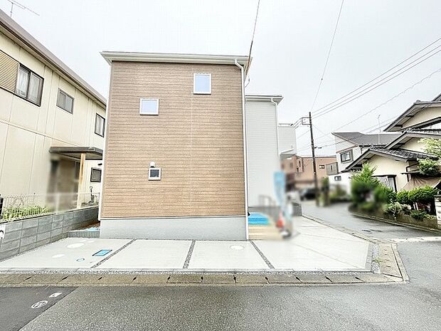 すっきりと整えられた外観が落ち着いた街並みに溶け込む心地よい住まい