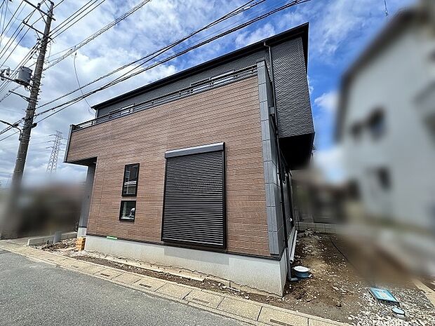 異素材のコントラストが洗練された印象を与える、モダンで落ち着いた佇まいの外観です。