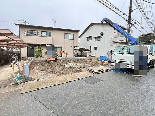 幅員の狭い道ですが、車通りの少ない住宅街に立地してます。 