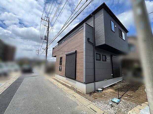 異素材を組み合わせた現代的な外観が、街並みに洗練された印象を与えてくれます。