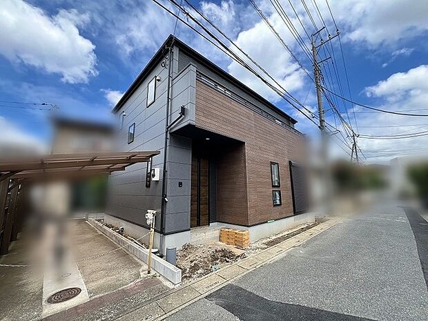 異素材の組み合わせが洗練された印象を与える、モダンで落ち着いた佇まいの外観デザインです。