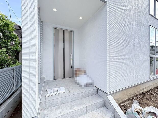 清らかな白壁に彩られた、心地よいエントランス空間。
