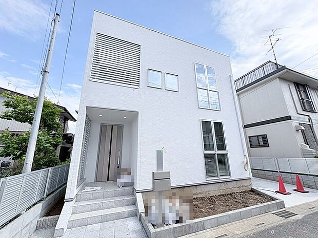 モダンな白の外観に、清々しい空が映える住まい