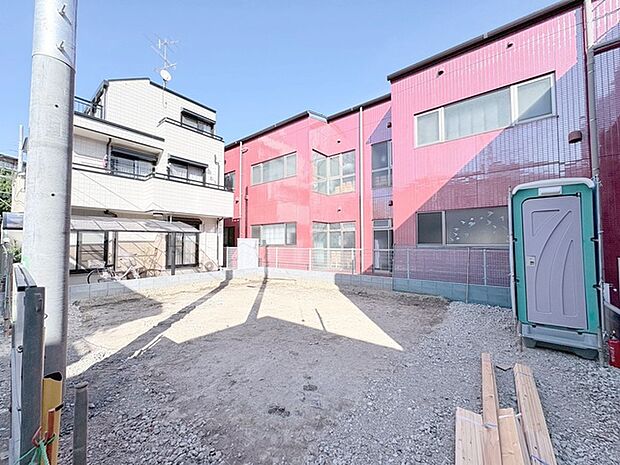 日差しと影が描く、開放感あふれる空間。