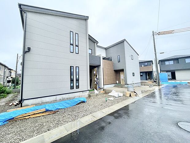 洗練されたフォルムと落ち着いた色調が調和する、現代的な佇まいが印象的な住まいです。