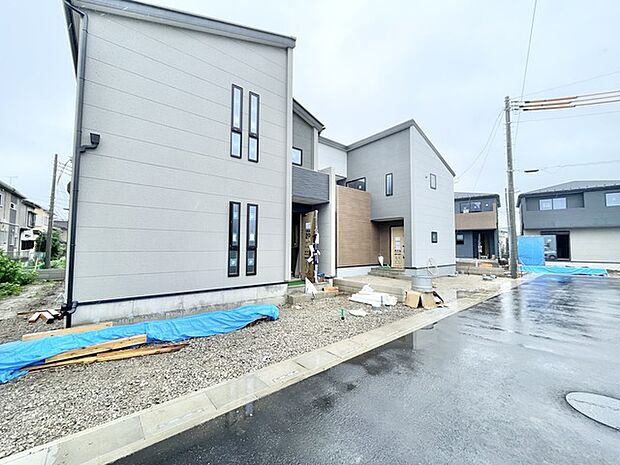 洗練されたグレーの外観が街並みに調和し、現代的で落ち着いた佇まいを演出しています。
