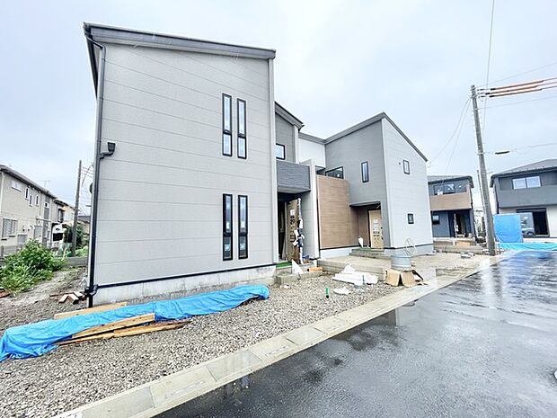 洗練されたフォルムと落ち着いた色調が調和し、住まうほどに愛着が深まる静かな佇まいを見せています。