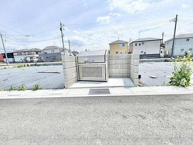 広がる空の下、静かで落ち着いた街並みが広がります。