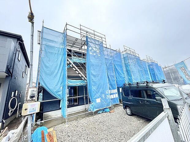 完成に向けた丁寧な施工が進められており、住まいの形が少しずつ整っていく様子から期待が高まります。