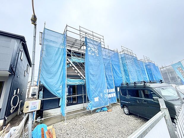 新しい暮らしの礎が築かれる過程を感じる、閑静な住宅街での建築風景です。